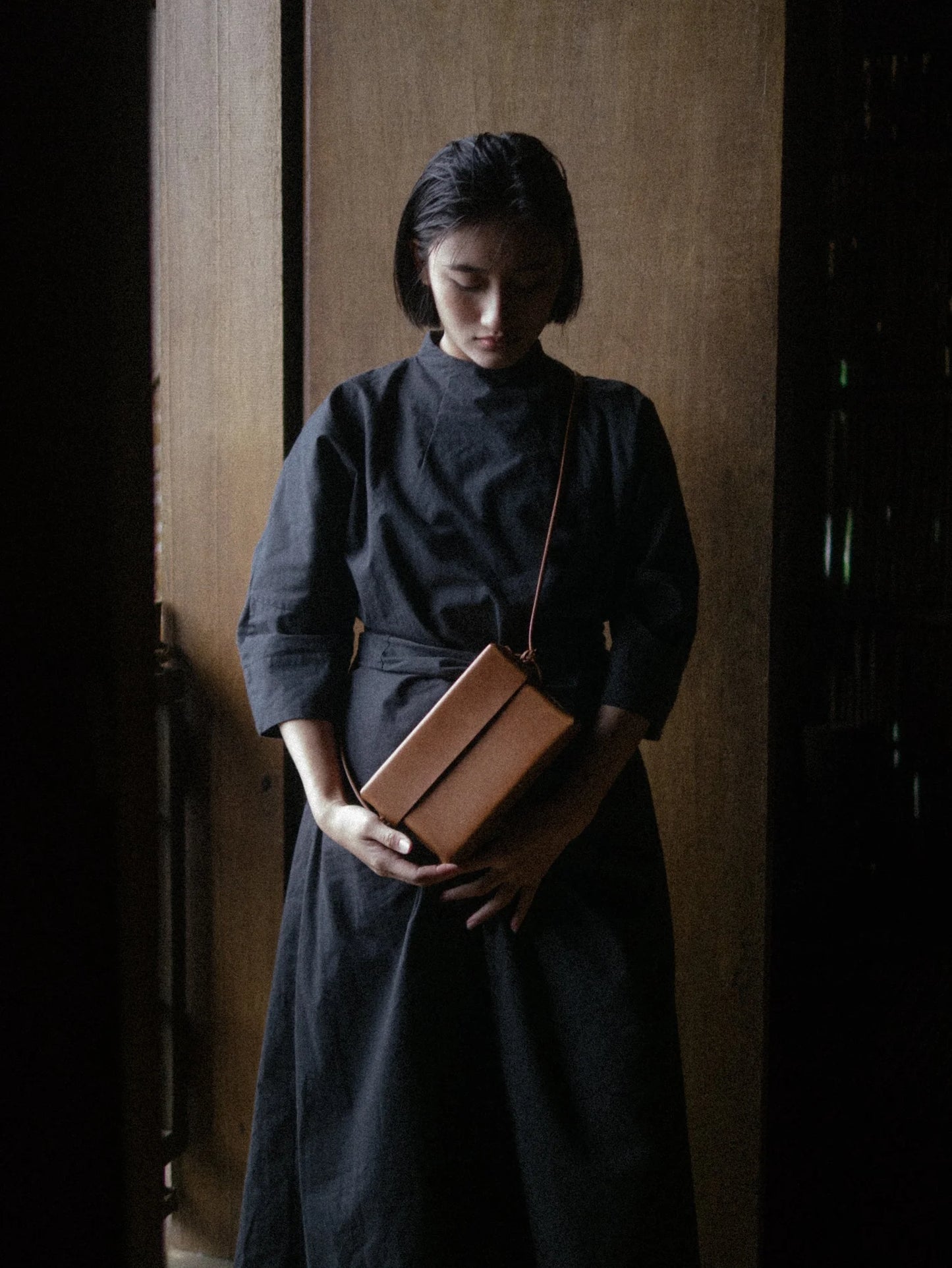 KAMAROAN - Woven Lid Bag - chestnut