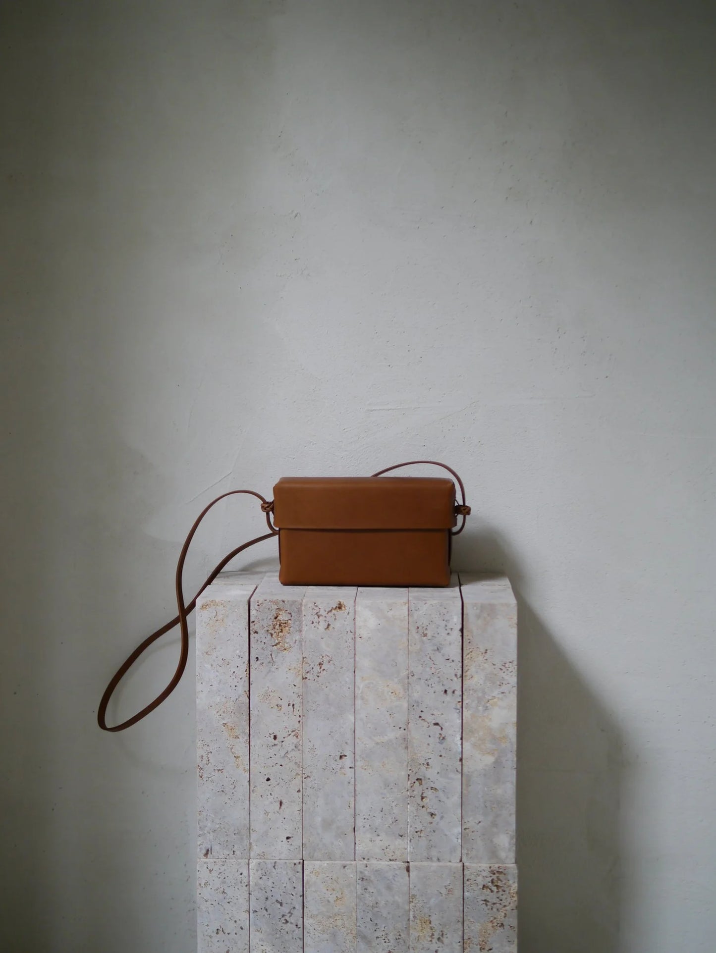 KAMAROAN - Woven Lid Bag - chestnut